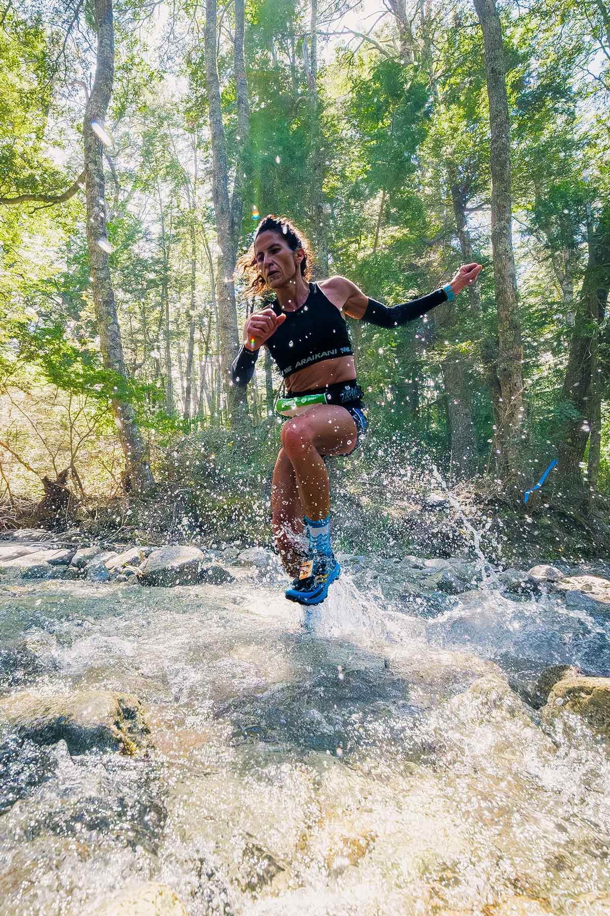 Corredora del ASICS K42 en el bosque